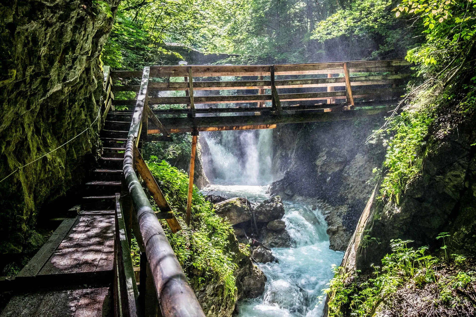 der Holzweg entlang der Wolfsklamm